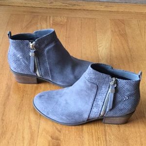 Dr Scholl’s gray suede boots size 6.5